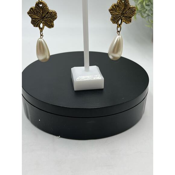 Large Faux Teardrop Pearl Gold Tone Flower Dangle Earrings - Picture 5 of 8